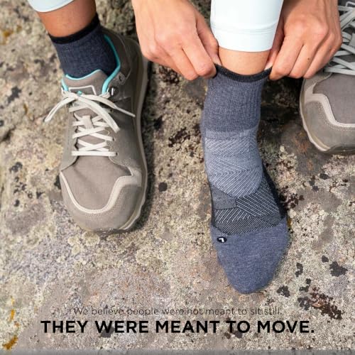 Feetures Trail Max Cushion Quarter Sock - color: Gray (3 Pair), size: Medium