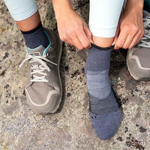 Feetures Trail Max Cushion Quarter Sock - color: Gray, size: Large